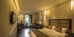 tastefully-decorated-antique-room-at-tea-aroma-house