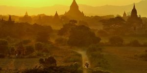 sunset-over-the=plains-of-bagan-with-pagodas