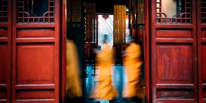 monks-chanting-in-circle-at-qixia-temple-nanjing