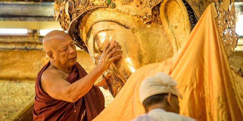 face-washing-ritual-at-mahamuni-pagoda-in-mandalay