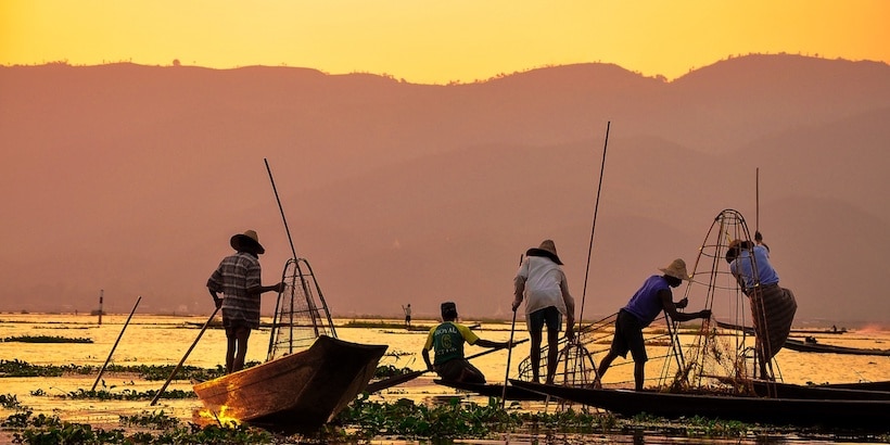 locals-on-their-boats-in-inle-lake