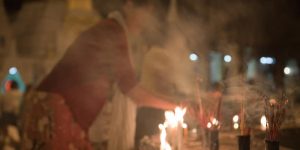 people-praying-at-shwedagon-pagoda-in-yangon