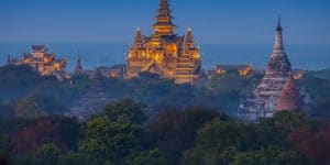 pagodas-in-bagan-at-night