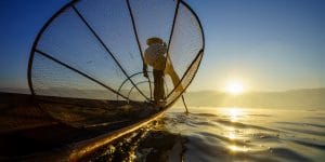 fisherman-in-inle-lake-with-a-big-fishing-net