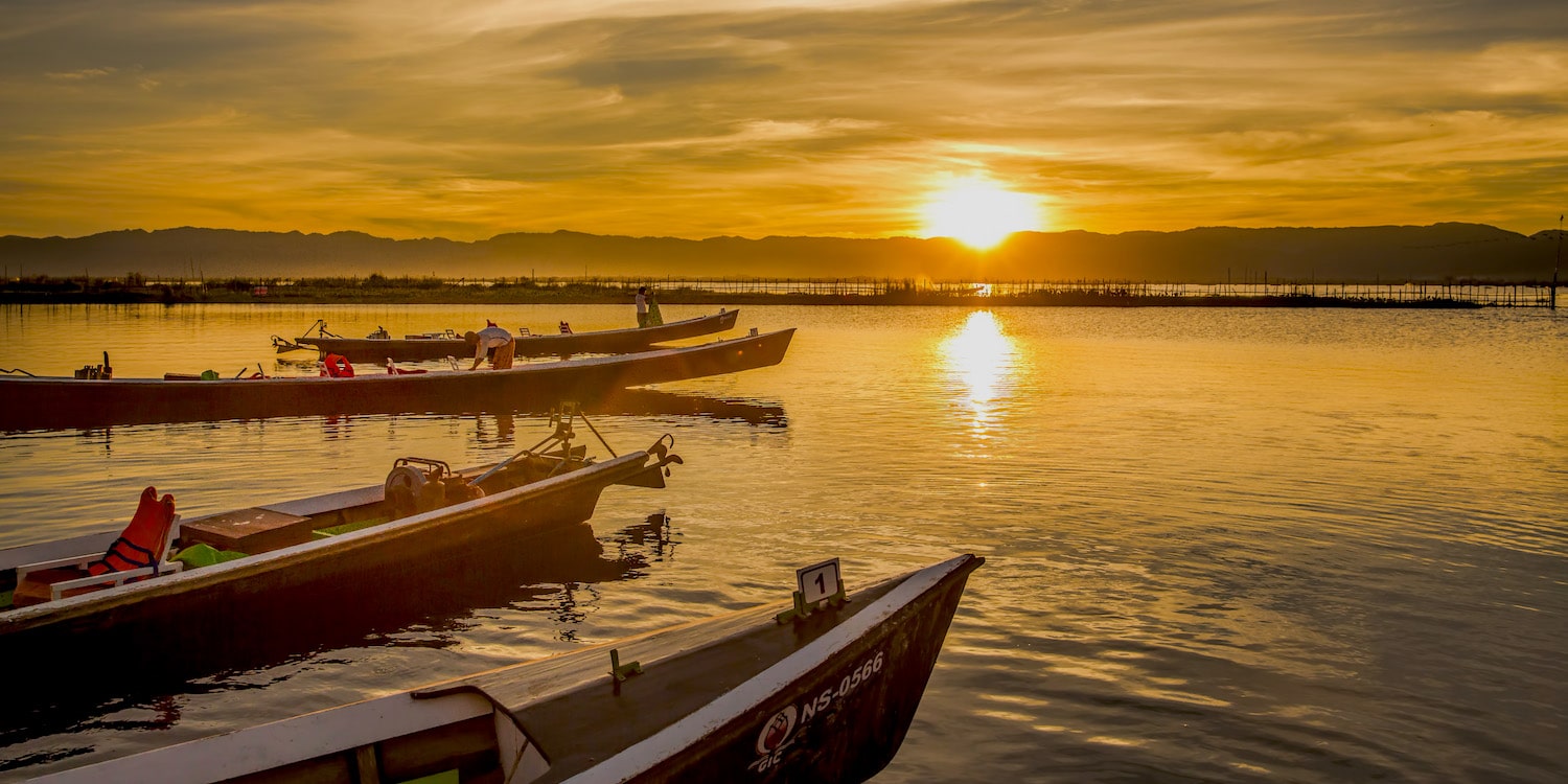 sunset over inle lake in shan state foto