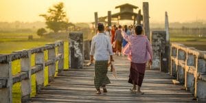 locals-on-the-u-bein-bridge