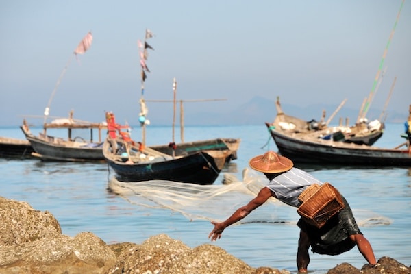 a-local-fisherman-at-ngapali-beach