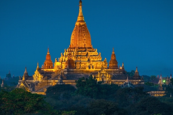 ananda-pagoda-at-night