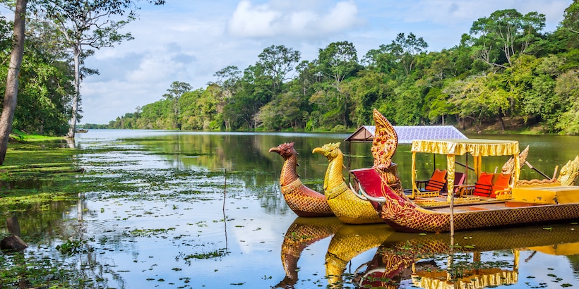 traditional-boat-at-angkor-thom