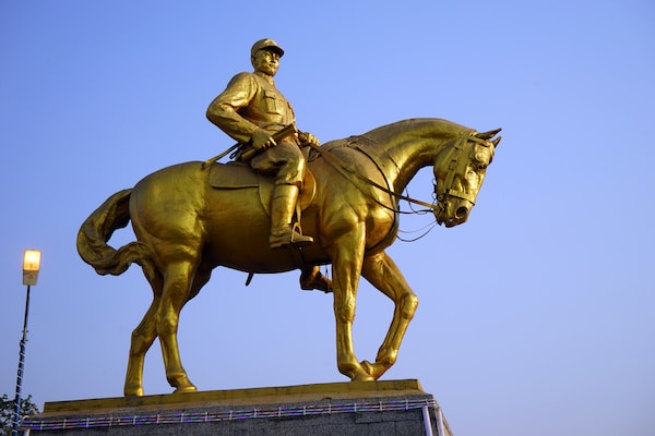 statue-of-general-aung-san