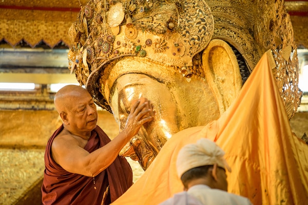 face-washing-ritual-at-mahamuni-pagoda