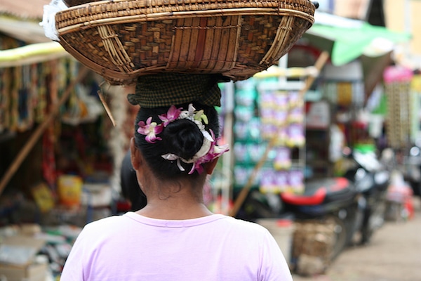 a local woman at nyaung u market a-local-woman-at-nyaung-u-market