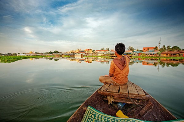 a-kid-on-a-boat-in-tonle-sap-lake