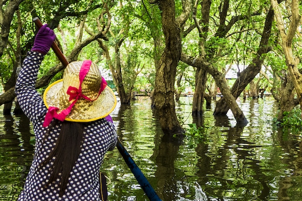 boat-ride-in-the-mangrove-of-tonle-sap-lake