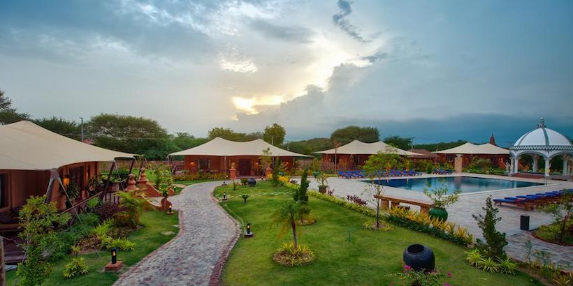garden-setting-of-bagan-lodge